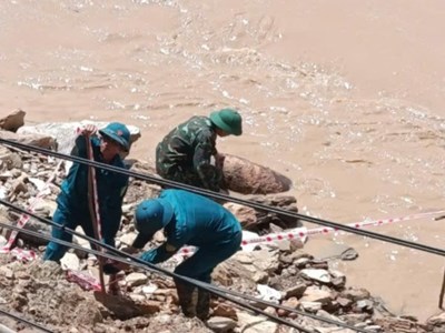 Lũ rút, lộ thiên quả bom nặng 100kg sát Quốc lộ 7