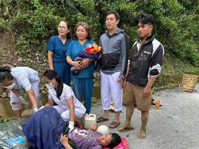 Sạt lở chia cắt bản Ta Đo, sản phụ “vượt cạn” sinh con giữa đường 