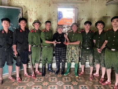 Xúc động nhận lại vàng, điện thoại vùi trong bùn lũ