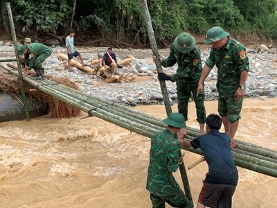 Bộ đội Biên phòng bắc cầu tạm, mở đường cứu trợ người dân vùng lũ