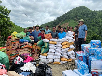 Thắm đượm tình nghĩa Việt - Lào sau mưa lũ