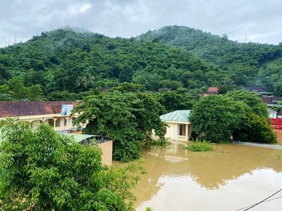 Tựu trường sớm, giáo viên khắc phục lũ đón năm học mới