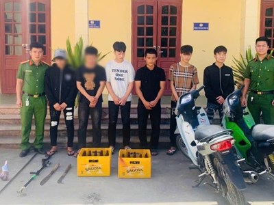 Bắt nhóm “quái xế” mang hung khí, ném vỏ bia vào nhà dân trong đêm