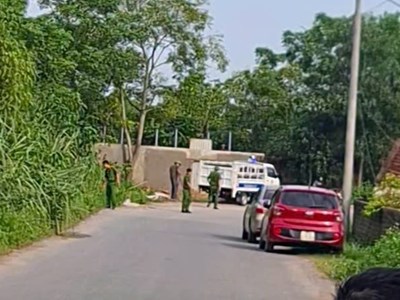 Bàn giao 2 thi thể phát hiện dưới mương nước cho gia đình