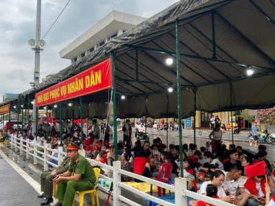 Ấm lòng trong “Nhà bạt phục vụ nhân dân” ngày hợp luyện diễu binh, diễu hành