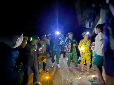 Người dân xã biên giới di dời khẩn trong đêm tránh bão số 5