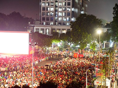 Biển người háo hức thức trắng đêm chờ tổng duyệt diễu binh, diễu hành