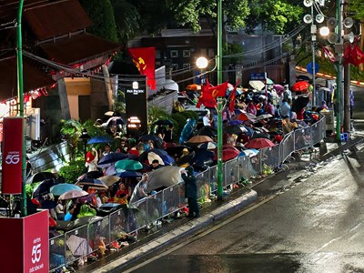 Những hình ảnh “nao lòng” người dân xuyên đêm đợi xem tổng duyệt diễu binh, diễu hành