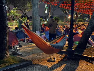 Những giấc ngủ vội từ nửa đêm trên vỉa hè, chờ tổng duyệt diễu binh lịch sử