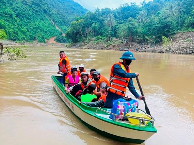 Lũ cuốn cầu treo, học sinh vùng cao chông chênh chuyến đò đến trường
