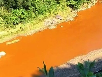 Lập đoàn kiểm tra vụ việc nước suối bất ngờ đổi màu đỏ