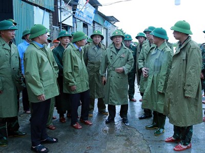 Phó Thủ tướng Trần Hồng Hà kiểm tra công tác ứng phó bão số 10 