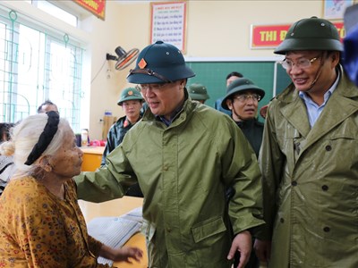 Nghệ An khẩn trương di dời hàng nghìn hộ dân “chạy" bão số 10