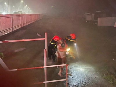 Kịp thời giải cứu 8 người dân mắc kẹt do bão số 10