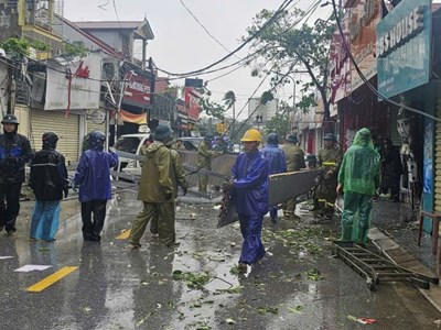 Chung tay, nỗ lực khắc phục hậu quả nặng nề bão số 10 ở Nghệ An