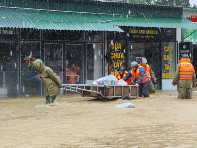 Công an dũng cảm cứu người trong lũ dữ
