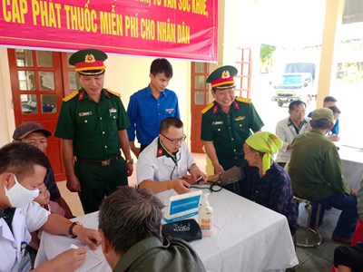Khám bệnh và cấp phát thuốc miễn phí cho người dân xã vùng biên giới Nghệ An