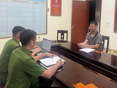 Khởi tố đối tượng dùng thắt lưng đánh tài xế xe buýt, bắt quỳ xin lỗi