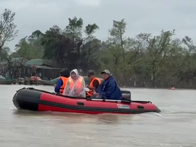 Đau xé lòng tìm thấy thi thể cuối cùng vụ việc người bố ôm hai con gái nhảy xuống sông Lam