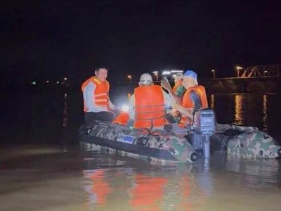 Tìm thấy thi thể hai bé gái trong vụ người bố ôm hai con nhảy cầu Bến Thủy