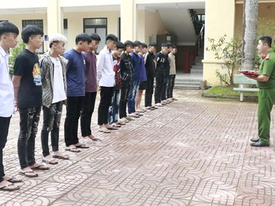 Bắt giữ 15 thanh thiếu niên mang hung khí gây náo loạn đường phố 