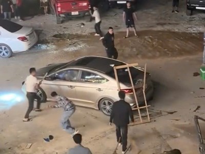 Tạm giữ hình sự 10 người trong vụ ô tô bị đám đông bao vây, đập phá