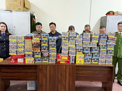 Bắt giữ 13 đối tượng buôn bán, tàng trữ hàng cấm và trốn truy nã