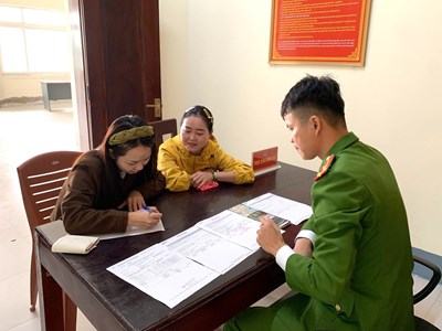 Bất ngờ tài khoản nhận gần nửa tỉ, người phụ nữ trình báo công an