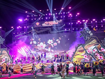 Rộn ràng đêm hội “Sắc Xuân vùng cao – Ấm tình đồng bào”