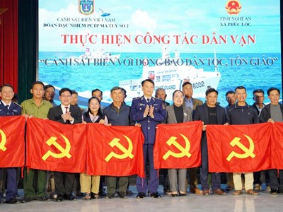 Cảnh sát biển tuyên truyền pháp luật, tặng quà tại Nghệ An