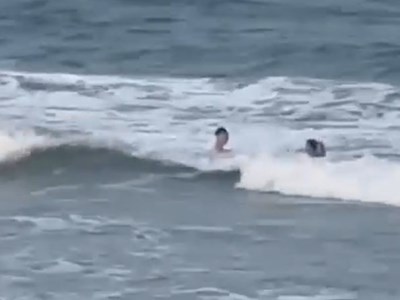 Kịp thời cứu du khách bị chuột rút khi tắm biển Cửa Lò 