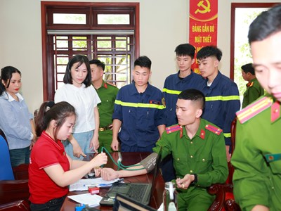 Lính cứu hỏa xứ Nghệ lan tỏa nghĩa cử hiến máu cứu người