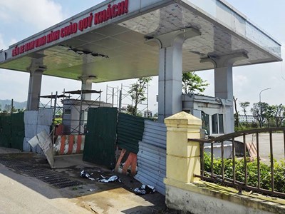 Bến xe 250 tỉ đồng xây xong vẫn “cửa đóng then cài”