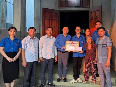 Khen thưởng nam sinh lớp 10 dũng cảm lao ra biển cứu người giữa dòng xoáy