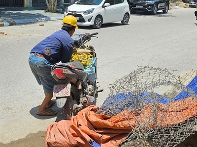 Nắng như đổ lửa, người lao động xứ Nghệ oằn mình mưu sinh