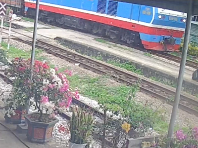 Kịp cứu cụ bà trong “gang tấc” khỏi đường ray khi tàu lao đến gần