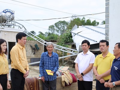 Thăm hỏi, hỗ trợ người dân bị thiệt hại do giông lốc