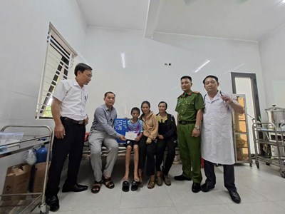 Bé trai nghi bị bạo hành nhiều vết thương được chuyển tuyến điều trị
