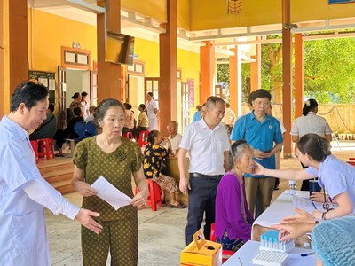 Khám sức khỏe miễn phí quy mô lớn đến tận xã, bản vùng sâu Nghệ An