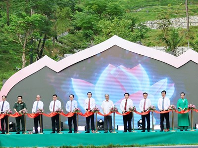 Khánh thành công trình thác 9 tầng tại khu vực mộ bà Hoàng Thị Loan