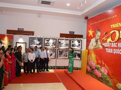 Khai mạc triển lãm “80 năm Bác Hồ ra Lời kêu gọi Toàn quốc kháng chiến”