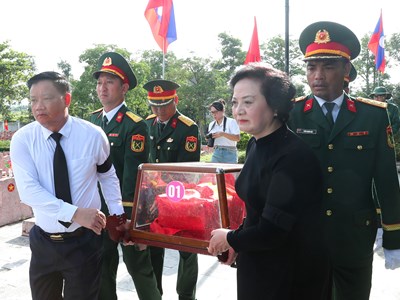 Trang trọng Lễ truy điệu, an táng 80 hài cốt liệt sĩ quân tình nguyện và chuyên gia Việt Nam hy sinh tại Lào