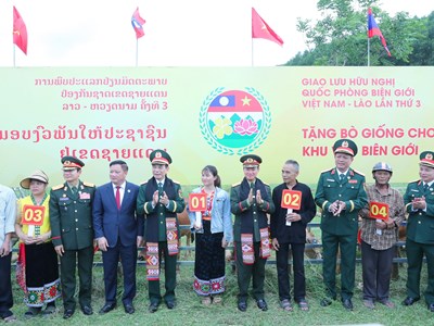 Đại tướng Phan Văn Giang và Đại tướng Khamliang Outhakaysone múa Lamvong, nhảy sạp cùng đồng bào biên giới