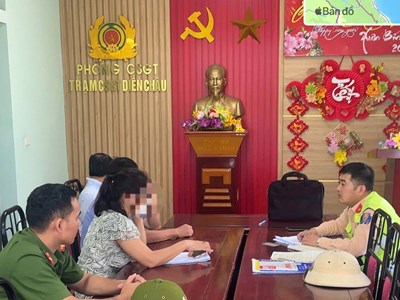 Xử phạt, tước giấy phép lái xe nữ tài xế cố vượt rào chắn đường sắt