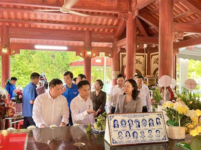 Phó Chủ tịch nước Võ Thị Ánh Xuân dâng hương tưởng niệm các liệt sĩ tại Khu di tích lịch sử quốc gia Truông Bồn