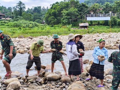 Dựng “lá chắn” chống sạt lở bên dòng Nậm Giải trước mùa mưa lũ