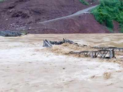 Mưa lũ cuốn trôi cầu tạm, hơn 400 hộ dân vùng biên bị chia cắt