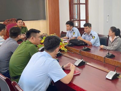 Công an làm việc với người phụ nữ tự đóng nước vào vỏ chai thương hiệu bán trước bệnh viện 