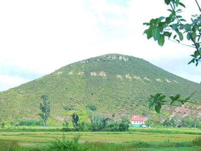 Hơn 1.000 người chung sức tái tạo dòng chữ “Bác Hồ sống mãi” trên núi Nhón