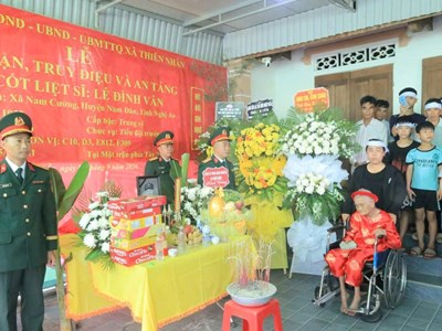 Mẹ liệt sĩ 104 tuổi nghẹn ngào đón con trở về sau 45 năm chờ đợi